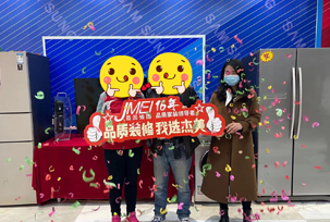 業(yè)主說(shuō)在后期的顏色搭配中，還需要我們多多思考和配合，顏色的整體考慮以及在裝修中的細(xì)節(jié)考慮！那我們杰美裝飾想在這里說(shuō)對(duì)于后期中每一個(gè)小問題，我們都將匯報(bào)給業(yè)主的。我們現(xiàn)在看到整體的效果，非常喜歡，我和我先生喜歡這樣的簡(jiǎn)約要素，非常好，線條的美...